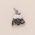 Makro-Detail des ABC-Buchstabenanhängers mit Emaille und 18K Goldbeschichtung aus Edelstahl - Apfel-Anhänger