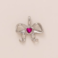 Detailansicht der silbernen Schleife mit poliertem Finish und rosa Herz-Edelstein - Flatternde Schleife Anhänger Silber