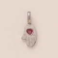 Detailaufnahme der Hamsa-Hand mit rotem Herz-Edelstein und floralen Gravuren - Gebetshand-Stahlfarbe