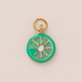 Vue détaillée du pendentif tranche de citron vert avec cadre doré et émail vert - Pendentif Citron Vert Seul
