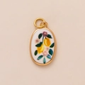 Detail eines ovalen goldenen Anhängers mit Emaille-Zitronen und Blumen für Schmuck - Oval Zitronenbaum Stil