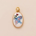 Detail eines ovalen goldenen Anhängers mit künstlerischem bunten Vogel und Blumenmuster - Ovaler Vogel (Nr. 3)