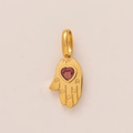 Hamsa Hand Anhänger mit 18K Goldbeschichtung, rosa Herzstein und Blumenprägung - Hand der Fatima