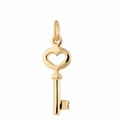 Dettaglio di un ciondolo a chiave a forma di cuore placcato oro 18K con finitura lucida - Portachiavi