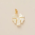 Foto macro de colgante de trébol en oro 18K con incrustación de nácar irisado - Estilo Trébol de Cuatro Hojas de Perla Artificial Blanco Crema / Dorado
