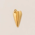 Détail du pendentif géométrique flèche plaqué or 18K avec arête centrale polie - Pendentif Avion en Papier