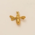 Gros plan détaillé d'un pendentif abeille plaqué or 18K avec texture d'aile réaliste - Pendentif Abeille Dorée