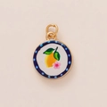 Modieuze ronde emaille citroen hanger met goudlaagje en blauwe stippen - Hanger 35 Gele Mango