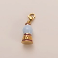 Λεπτομέρεια μενταγιόν κεράσι 18K με μπλε σφαίρα και μωβ σμάλτο σε χρυσή βάση - Μενταγιόν Κρυστάλλινη Μπάλα