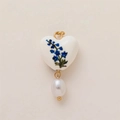 Detalle de un colgante de corazón de cerámica con motivos florales y perla blanca - Corazón (Con Perla) / Colgante Corazón Floral Azul Julio