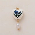 Vista detallada de un colgante de corazón cerámico con flores azules y una perla - Corazón (Perla Larga) / Colgante Corazón Floral Azul Noviembre