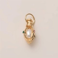 Dettaglio macro del ciondolo vintage dorato con perla bianca e gemme colorate - Pendenti a Lanterna