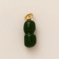 Dettaglio del ciondolo a zucca in smalto verde scuro con anello in oro 18 carati - Manubrio