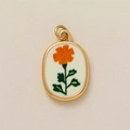 Vista macro de colgante ovalado dorado con textura de bordado floral naranja vivo - Óvalo (Tacto de Terciopelo) / Colgante Floral Naranja Octubre