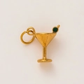 Vue détaillée d'un pendentif verre à martini plaqué or 18K serti d'une gemme verte - Pendentif Verre à Cocktail