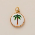 Macrodetail van een gouden ronde hanger met een tropisch groen kokospalmpatroon erop - Hanger 5 Kleine Boom