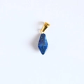 Detailaufnahme von tiefblauem Lapislazuli Prisma-Anhänger mit goldener Öse und Pyrit-Punkten - Gold Anhänger Ohne Kette