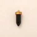 Gedetailleerde macro-opname van de zeshoekige onyx hanger met gepolijste 18K gouden kap - Zwarte Steen Hanger Alleen (Zonder Ketting) / Goud