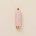 Detailopname van roze kwarts cilinder met gouden ringen voor DIY sieraden maken - Nr.27 Roze Ijs
