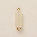 Detail van 18K vergulde roestvrijstalen connector met matte witte cilindrische kraal - Khaki Ijsje Bedeltje
