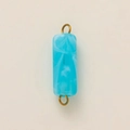 Detail van blauwe marmeren hars hanger met vergulde verbindingsringen voor DIY sieraden maken - Nr.31 Blauw Ijs