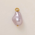 Détail d'un pendentif en perle baroque irrégulière violette avec attache dorée chic - Pendentif Perle Baroque / Violet/Or