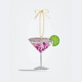 Detalle de colgante de copa de martini con cristales rosas y lima en cordón dorado - Colgante de Vaso de Jugo