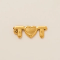 Detalle de un colgante de corazón dorado y letras T para creación de joyas únicas - Corazón