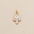 Détail d'un pendentif champignon avec émail blanc et petits pois en métal doré - Pendentif Champignon