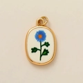 Détail du pendentif ovale plaqué or avec motif floral bleu sur insert blanc - Pendentif Fleur de Septembre