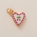 Détail du pendentif en forme de cœur doré avec motif cerise et pois roses - 22 Cerise de Cœur