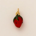 Détail du pendentif en forme de fraise avec émail rouge et anneau en métal doré - Pendentif Fraise Smiley