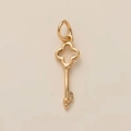 Pendentif clé doré élégant avec motif floral creux et finition polie brillante - Pendentif Clé Orné