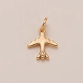 Pendentif avion doré poli avec petit zircon scintillant sur l'aileron arrière - Pendentif Avion