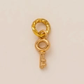 Pendentif clé doré minimaliste avec une boucle torsadée texturée pour bijoux - Badge porte-clés