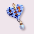 Detalle de un colgante de corazón chapado en oro 14k con patrón azul y perla - Corazón Perla