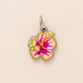 Pendentif fleur en émail rose avec petit papillon jaune et finition plaquée or 18 carats - Pendentif en Forme de Fleur de Cerisier (Hibiscus)
