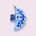 Colgante de ave en cerámica azul claro con motivos florales y cierre de metal plateado - Pájaro