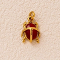 Pendente a scarabeo placcato oro 18K con una pietra cabochon rosso intenso lucido - Scarabeo Rosso 7.5mm