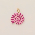 Macro-opname van roze schelphanger met paarse spiraalstrepen en goudkleurige details - Alleen hanger (Zonder ketting) Roze schelp (Dubbelzijdige print)