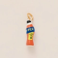 Mini oranje emaille frisdrankflesje hanger met gouden ring en PER-etiket bedel - Nr. 15 Oranje Frisdrankfles Hanger