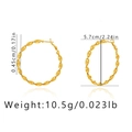 Makro-Detail vergoldeter gedrehter Creolen mit Angabe des Durchmessers von 5,7 cm - Mattgoldener Gedrehter Stil (KE0599) / 18K-Gold