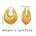 Detailansicht der klobigen 18K Gold Hohl-Ohrringe mit Sternen-Ausschnittmuster - Großer Stern Durchbrochener Creolen Stil (KE0800)