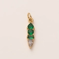Détail d'un pendentif plaqué or 18 carats avec des pierres de zircon vertes et claires - Mai