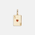 Vue macro du pendentif carte As de Cœur plaqué or 18 carats avec pierre cœur rouge - Carte à jouer