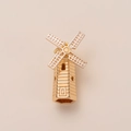 Vue macro d'un pendentif moulin à vent doré avec finition polie en or 14 carats - Moulin à Vent