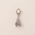 Détail d'un pendentif Tour Eiffel en acier poli avec des textures très réalistes - Tour Eiffel