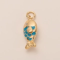 Dettaglio di un ciondolo a pesce placcato oro 14K con smalto blu e occhio di cristallo - Ciondolo a forma di pesce