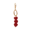 Gouden karabijnsluiting ketting met drie rode hars hartjes op een witte achtergrond - Triple Heart Pendant