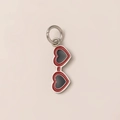 Vue détaillée d'un pendentif lunettes de soleil en cœur avec émail rouge et noir brillant - Lunettes